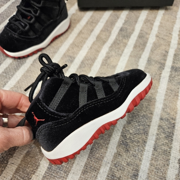 Air Jordan 11 Retro "Bred Velvet" - Size 7C - Picture 2 of 13
